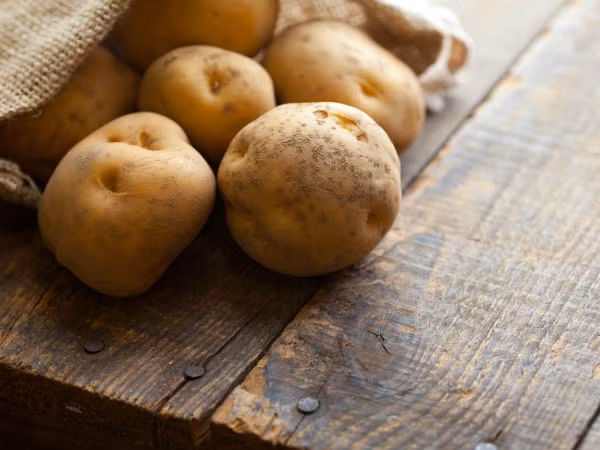 Ngoài ra, bạn có thể tiêu thụ khoai tây. Các nghiên cứu tiết lộ rằng khoai tây giúp bổ sung calo và carbohydrate cho cơ thể, khiến bạn tăng cân nhanh hơn.