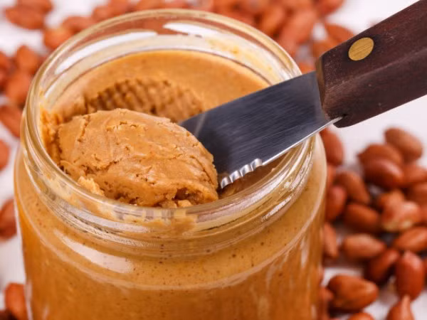 Bơ đậu phộng là thực phẩm bạn nên cân nhắc nếu muốn tăng cân lành mạnh bởi nó rất giàu protein, vitamin và calo giúp xây dựng cơ bắp tổng thể.