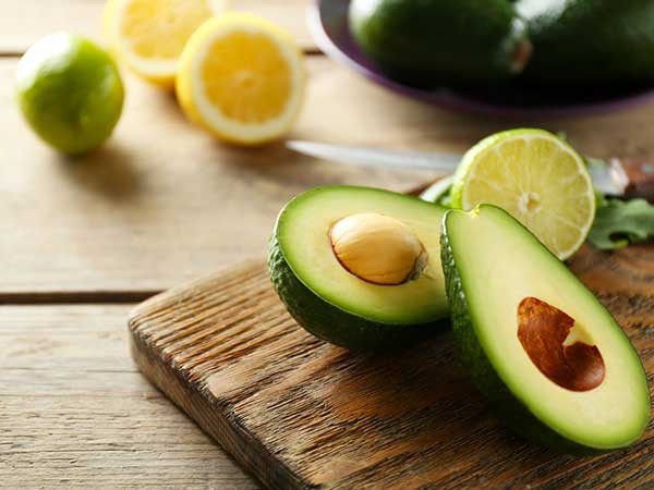 Trong khi đó, quả bơ chứa nhiều carbohydrate và chất béo tốt, có thể giúp tăng cân lành mạnh.