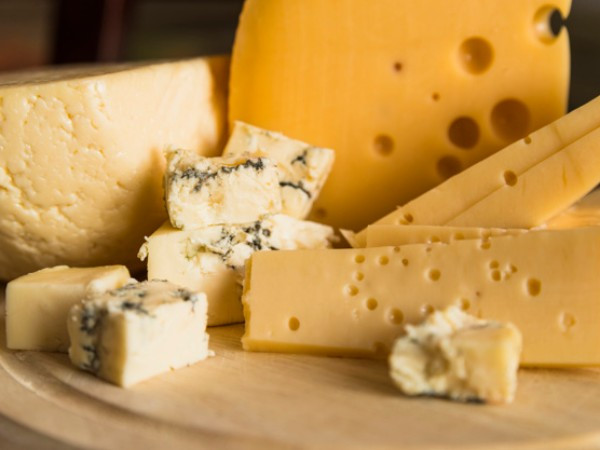 Giàu calo, chất béo, canxi và protein, tiêu thụ phô mai thường xuyên và có kiểm soát là một trong những lựa chọn tốt nhất cho việc tăng cân.