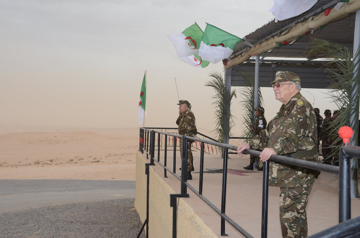 Trong ảnh, Trung tướng Ahmed Gaid Salah - Tổng tham mưu trưởng Lực lượng Vũ trang Nhân dân Quốc gia Algeria đứng trên đài quan sát theo dõi cuộc tập trận. Nguồn ảnh: BMPD