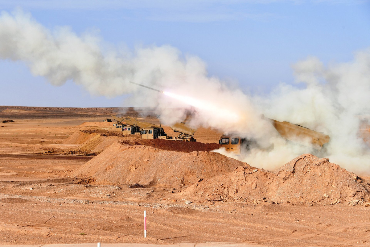 Ngoài hệ vũ khí Nga, Algeria hiện nay cũng nhập khẩu số lượng lớn các loại pháo, xe thiết giáp từ Trung Quốc. Trong ảnh, pháo phản lực SR-5 (Trung Quốc sản xuất) khai hỏa đạn 122mm. Nguồn ảnh: BMPD