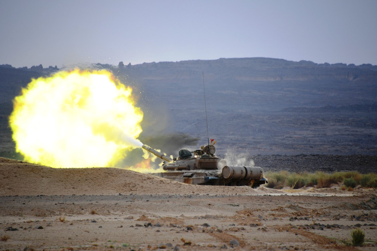 T-90 nã pháo tấn công mục tiêu từ công sự. Nguồn ảnh: BMPD