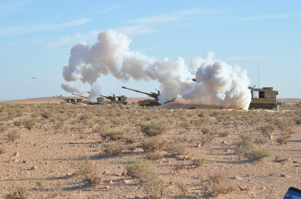 Trong khi các khẩu đội pháo tự hành PLZ-45 155mm khai hỏa dồn dập giáng đòn bão lửa vào đối phương. Nguồn ảnh: BMPD