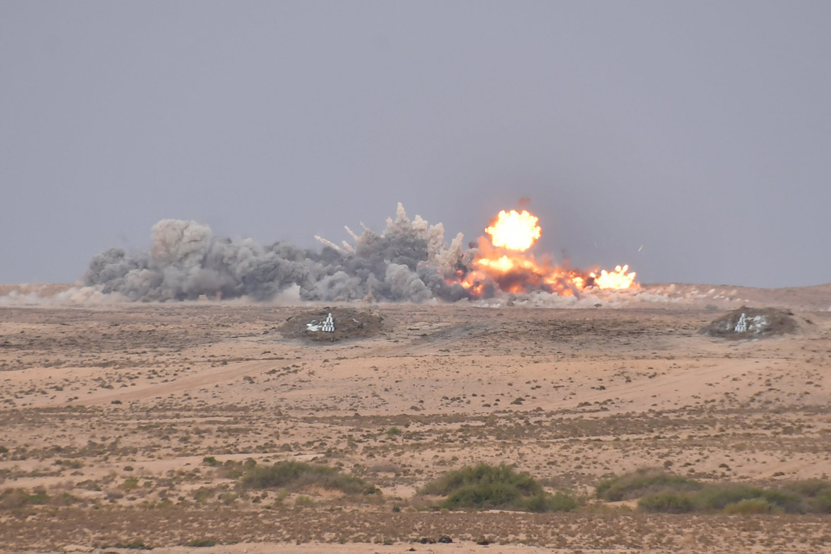 Lực lượng máy bay tiêm kích-ném bom của Algeria tuy có số lượng hơn 100 chiếc nhưng đa số đều là loại hiện đại gồm: 58 chiếc Su-30MKA/Su-30SM; 23 chiếc Su-24; 32 MiG-29 và 13 MiG-25. Nguồn ảnh: BMPD