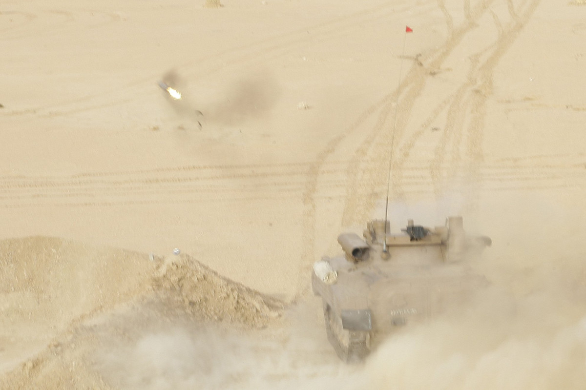 Xe chiến đấu bộ binh BMP-2M bắn tên lửa chống tăng Kornet. Nguồn ảnh: BMPD