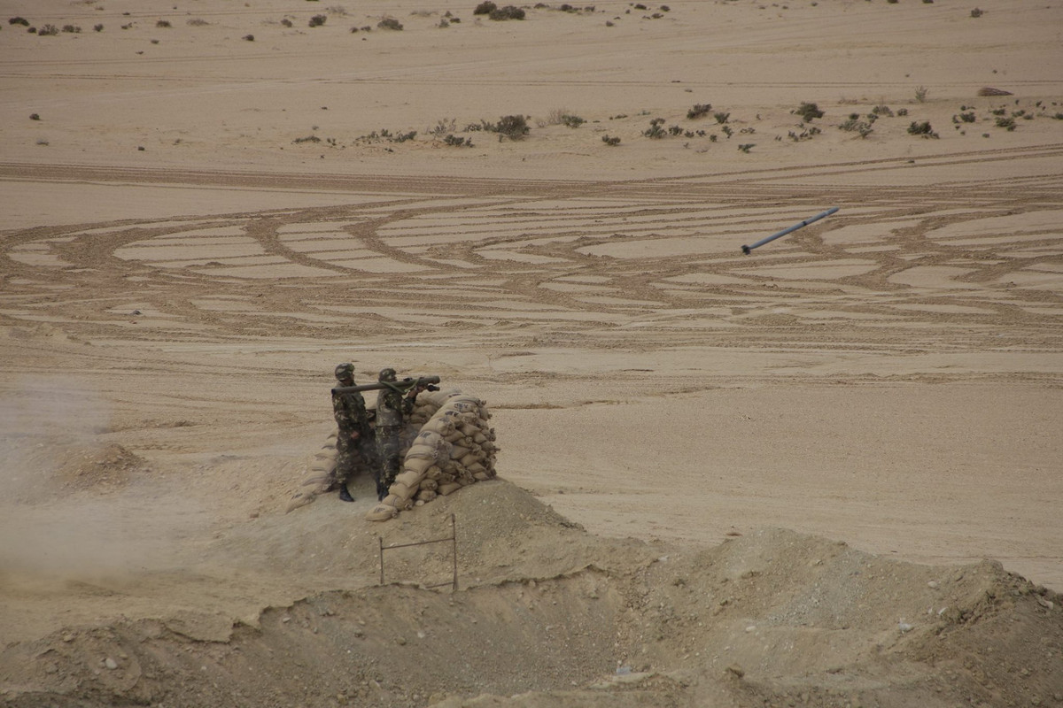 Lực lượng phòng không lục quân khai hỏa tên lửa vác vai Igla. Nguồn ảnh: BMPD