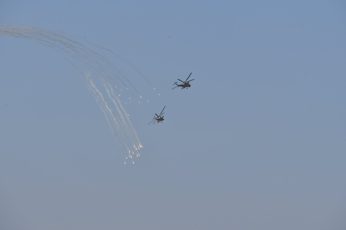 Không quân trực thăng chi viện hỏa lực cho xe tăng bộ binh tiến công… Nguồn ảnh: BMPD