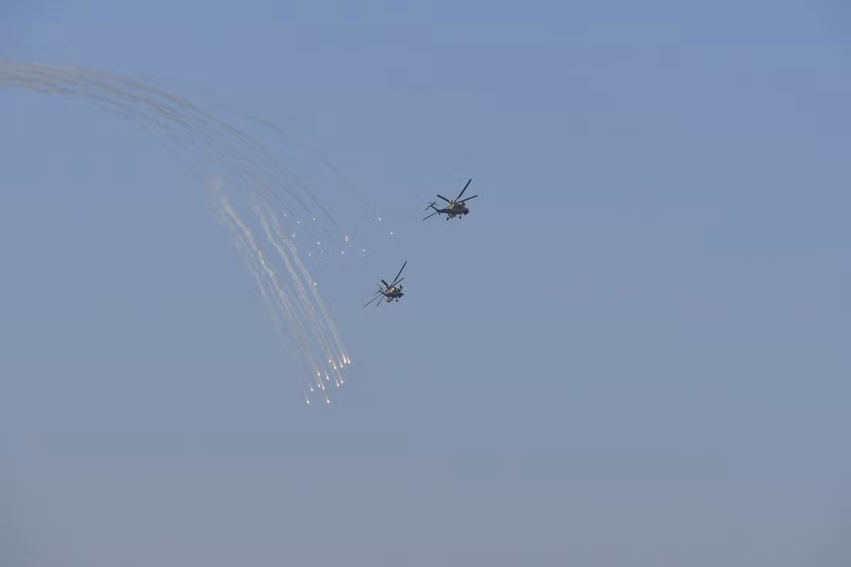 Không quân trực thăng chi viện hỏa lực cho xe tăng bộ binh tiến công… Nguồn ảnh: BMPD