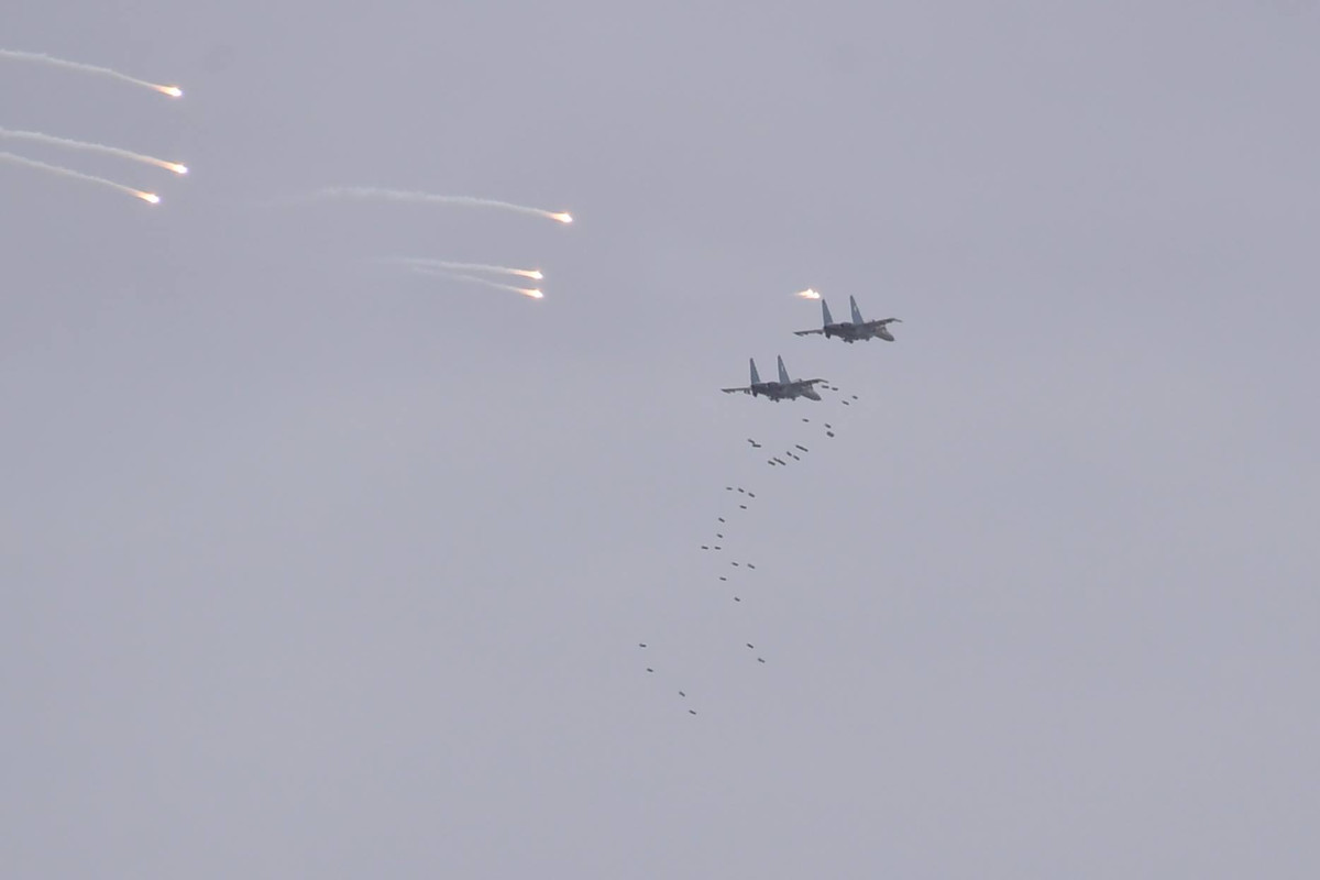 Lực lượng không quân Algeria hiệp đồng tiến công địch trên sa mạc. Trong ảnh, biên đội tiêm kích Su-30MKA ném bom oanh tạc mục tiêu. Nguồn ảnh: BMPD