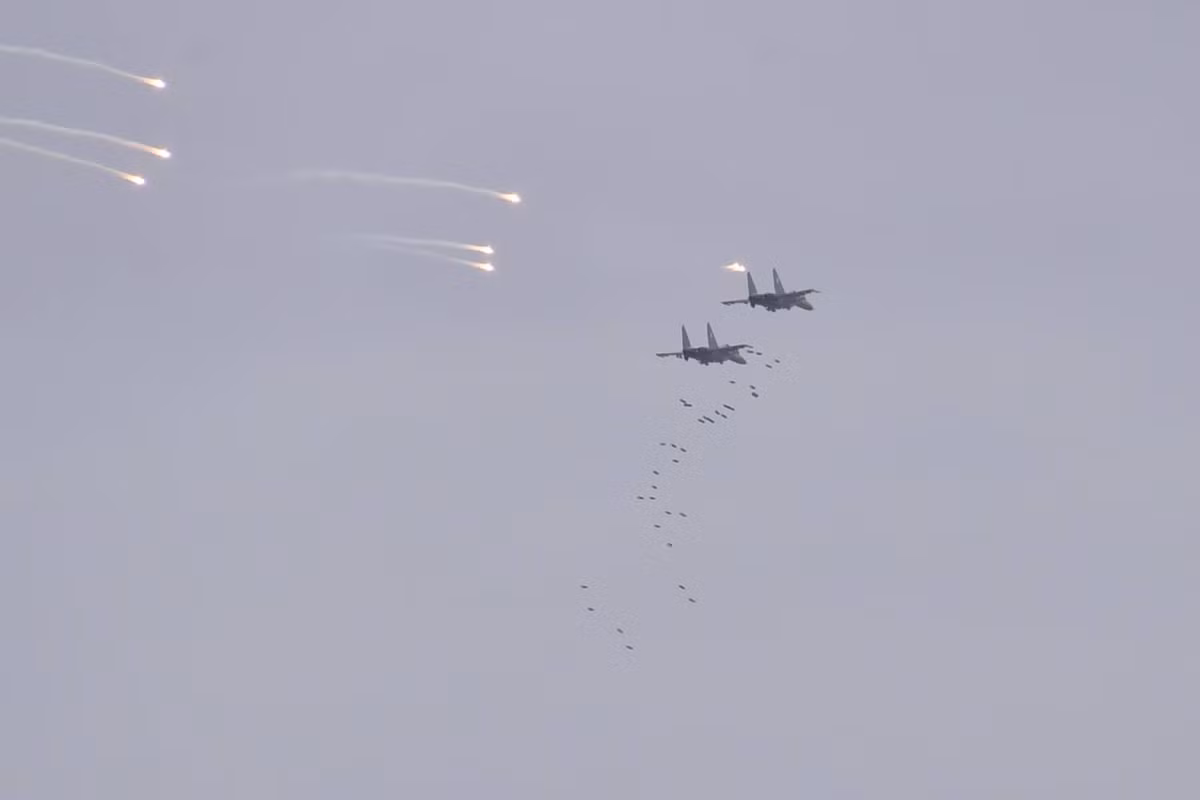 Lực lượng không quân Algeria hiệp đồng tiến công địch trên sa mạc. Trong ảnh, biên đội tiêm kích Su-30MKA ném bom oanh tạc mục tiêu. Nguồn ảnh: BMPD