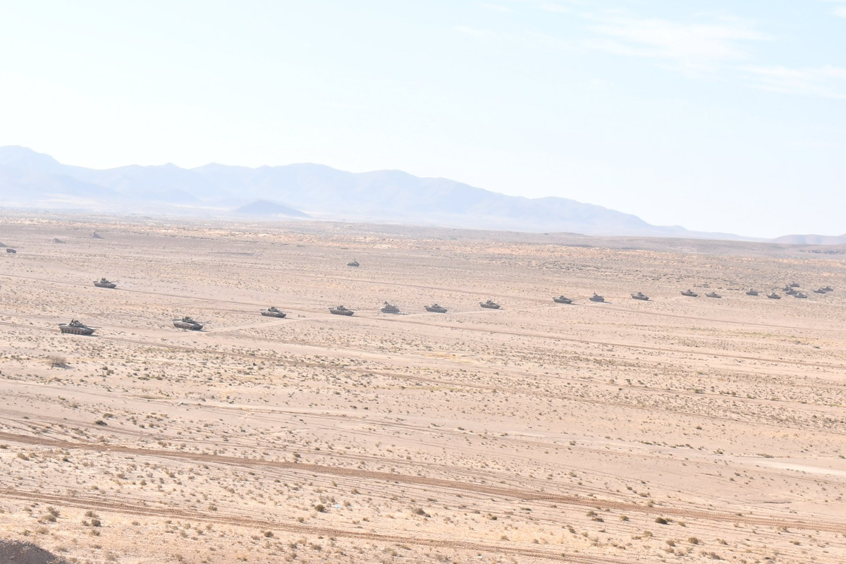 “Đàn cua mắt đỏ” T-90SA của Algeria dàn hàng hành tiến trên sa mạc. Nguồn ảnh: BMPD