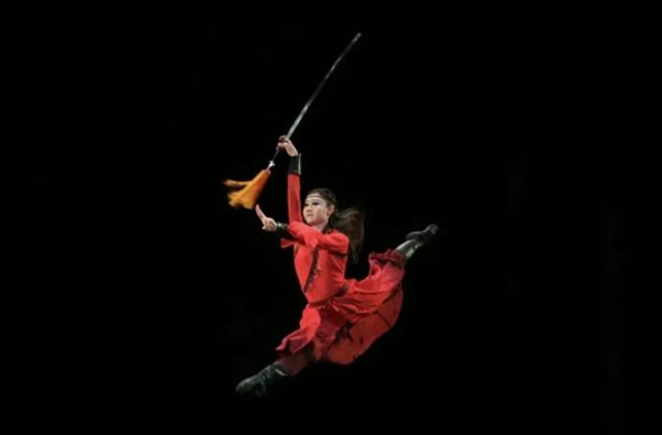 Video: Nu sinh nhay lon nguoi tai le tot nghiep hut trieu luot xem