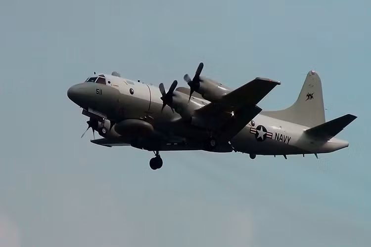 EP-3 hay Lockheed EP-3 là một biến thể trinh sát trên biển của dòng máy bay chống ngầm P-3 Orion do Lockheed Martin chế tạo, phục vụ chủ yếu trong biên chế Hải quân Mỹ và Nhật Bản. Nó chỉ có khả năng trinh sát điện tử và không được trang bị bất cứ hệ thống vũ khí tấn công nào. Nguồn ảnh: YouTube.