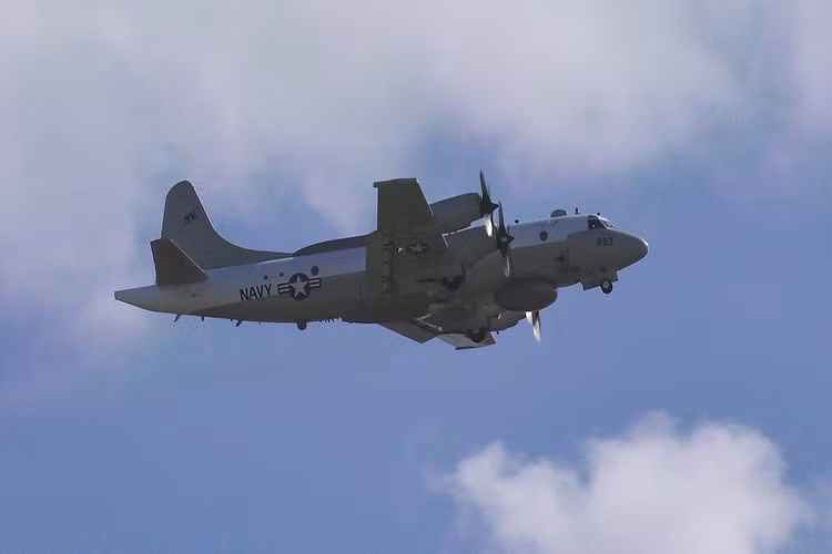 Theo một quan chức quân sự Mỹ giấu tên cho hay, vụ việc trên diễn ra vào cuối tuần rồi khi một máy bay trinh sát điện tử EP-3 của hải quân nước này đang tuần tra định kỳ trên Biển Hoa Đông, trước khi hai chiếc tiêm kích J-10 của Trung Quốc xuất hiện. Nguồn ảnh: YouTube.