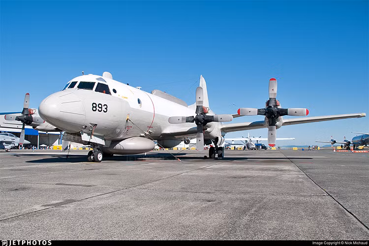 Phi hành đoàn của loại máy bay trinh sát này có con số lên đến hơn 24 người ở các nhiệm vụ tuần tra thông thường. Trong đó gồm có ba phi công, một hoa tiêu, ba sĩ quan phân tích chiến thuật và một kỹ sư bay. Phần còn lại của phi hành đoàn là các sĩ quan khai thác thiết bị. Nguồn ảnh: JetPhotos.