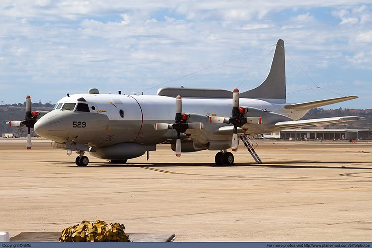 Giống như P-3, EP-3 cũng được trang bị hệ thống động cơ cánh quạt Allison T56 có công suất 4.600 shp mỗi chiếc cho phép máy bay có thể bay với vận tốc tối đa lên tới 780km/h, cùng với đó là khả năng tuần tra trong phạm vi hơn 5.000km ở điều kiện tiêu chuẩn. Nguồn ảnh: Plane Mad.