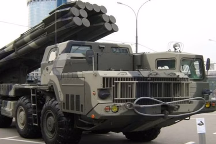 Xe lắp động cơ diesel tua bin tăng áp YAMZ-846 500 mã lực cho phép đạt tốc độ 70km/h, dùng hộp số tự động.