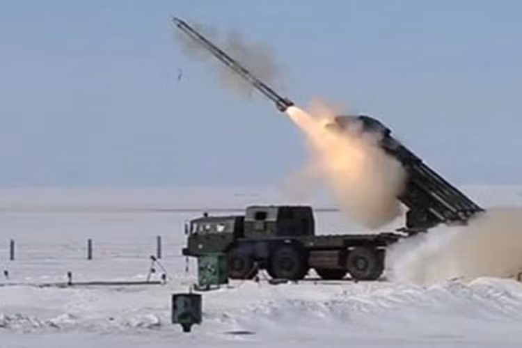 Hệ thống Tornado-S có cỡ nòng 300mm, sức công phá của loạt đạn này có thể tạo ra một vụ nổ rộng 67,6 ha, tức là tương đương 100 sân bóng đá chuyên nghiệp.