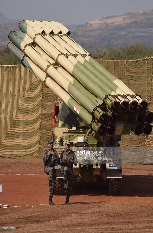 Trong tất cả các đơn vị pháo binh Ấn Độ thì tổ hơp pháo phản lực (MLRS) BM-30 Smerch được xem là loại vũ khí mạnh nhất tất nhiên nó do Nga chế tạo. Dòng MLRS này có tầm bắn hiệu quả khoảng 90km và có khả năng triển khai cả vũ khí hạt nhân chiến thuật. Nguồn ảnh: Getty Images.