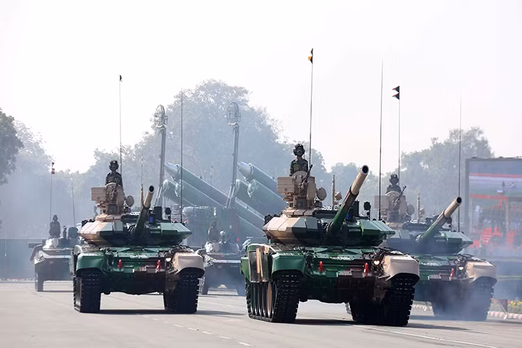 Nền tảng chủ lực của xe tăng Ấn Độ tất nhiên vẫn là dòng xe tăng T-90S "Bhishma"do Nga chế tạo và sau đó là T-72 Ajeya. Chỉ riêng hai dòng xe tăng này đã chiếm quân số lên đến 4.000 trong các đơn vị xe tăng Ấn Độ và trong tương lai hướng đi chính của Ấn Độ vẫn sẽ tập trung vào việc nội địa hóa T-90S. Nguồn ảnh: Airliners.net.