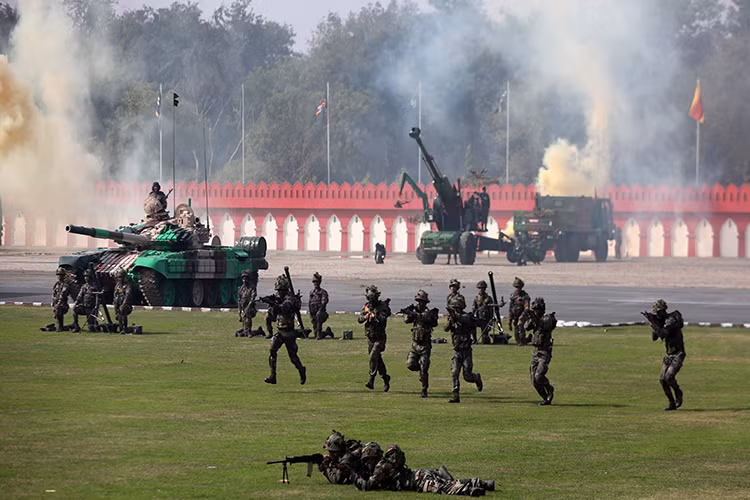 Ngoài quân số, nền tảng sức mạnh chính của Lục quân Ấn Độ là lực lượng tăng thiết giáp với hơn 8.500 đơn vị xe tăng và xe bọc thép các loại, trong đó xe tăng chiếm đến hơn một nữa. Dù vậy quá trình cơ giới hóa của Lục quân Ấn Độ vẫn còn khá chậm, khi họ chỉ sở hữu duy nhất một dòng xe chiến đấu bộ binh và một số mẫu xe bọc thép chở quân hạng nhẹ. Nguồn ảnh: newindianexpress.com.