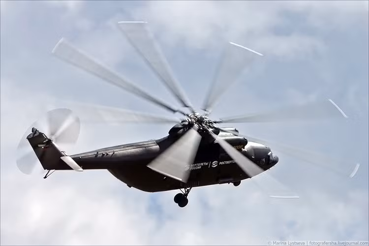 Trong ảnh là trực thăng vận tải quân sự hạng nặng Mi-26 đứa con cưng của Không quân Nga, nó cũng là dòng trực thăng vận tải lớn nhất từng được chế vẫn còn hoạt động cho tới hiện tại. Nguồn ảnh: Marina Lystseva.