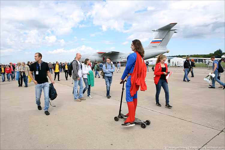 Hình ảnh một khách tham quan trong trang phục Superman tại MAKS-2017, nó được ghi lại bởi nhiếp ảnh gia Marina Lystseva ghi lại trong ngày cuối cùng của triển lãm này. Nguồn ảnh: Marina Lystseva.