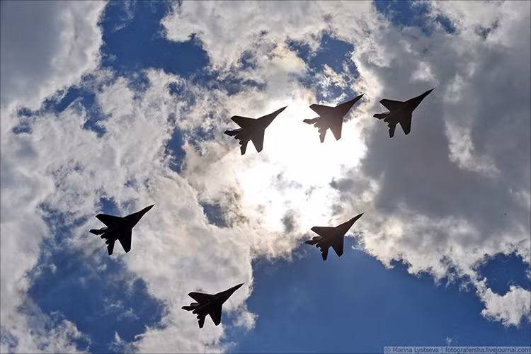 Hình ảnh phi đội “Chim Én” của Không quân Nga với những chiếc MiG-29 dưới góc ảnh ngược sáng trên bầu trời Zhukovsky. Nguồn ảnh: Marina Lystseva.