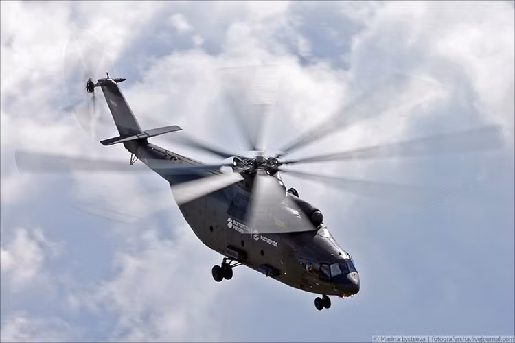 Với sải cánh quạt nâng lên đến 32m cùng với hệ thống động cơ kép Lotarev D-136 có công suất 8.500 kW mỗi chiếc, Mi-26 có tải trọng tối đa lên đến 20 tấn và có tầm hoạt động hiệu quả khoảng 800km. Nguồn ảnh: Marina Lystseva.