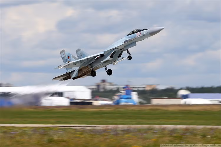 Đi kèm theo đó có cả Su-35, dòng chiến đấu cơ chủ lực mạnh nhất của Không quân Nga hiện nay. Nguồn ảnh: Marina Lystseva.