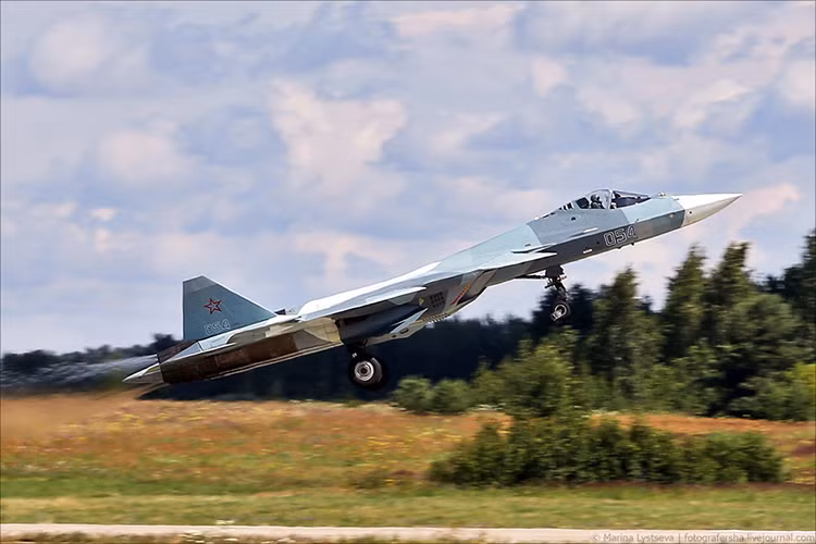 Như mọi năm, sự xuất hiện của Sukhoi T-50 dòng chiến đấu cơ tàng hình thế hệ thứ 5 đầu tiên của Nga luôn dành được sự quan tâm đặc biệt của giới nhiếp ảnh gia. Nguồn ảnh: Marina Lystseva.