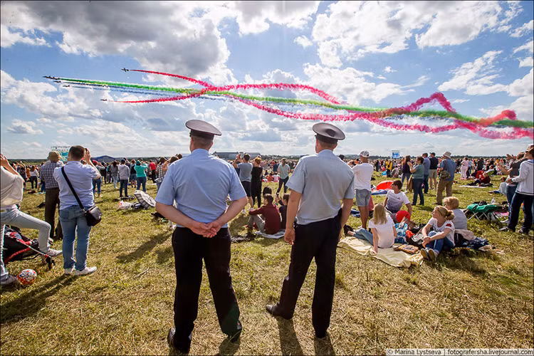 Sau gần một tuần diễn ra, triển lãm hàng không MAKS-2017 đã chính thức bế mạc hôm 23/7. Sự kiện thường niên này đã thu hút ít nhất 452 nghìn du khách đổ đến vùng Zhukovsky, ngoại ô Moskva. Như mọi năm MAKS năm nay vẫn là nơi các công ty hàng không Nga phô diễn sức mạnh công nghệ của mình với hàng loạt mẫu máy bay tiên tiến nhất. Nguồn ảnh: Marina Lystseva.