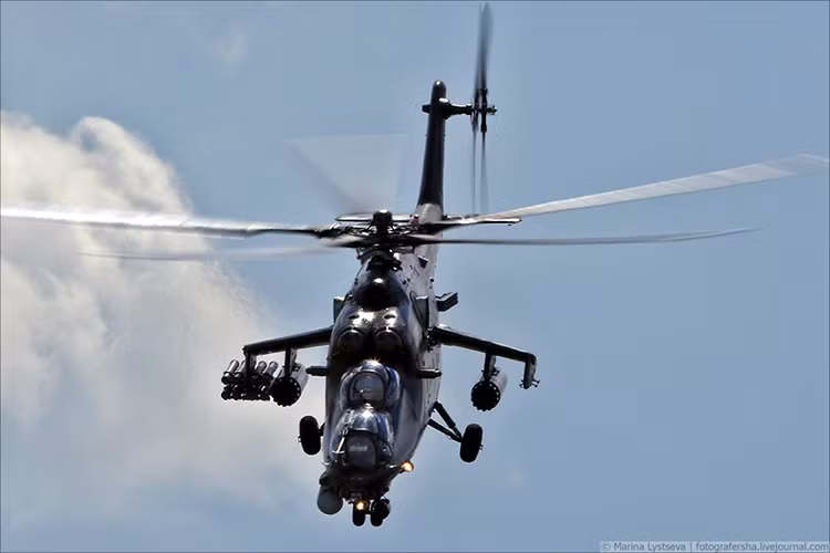 Sau dàn chiến đấu cơ hầm hố của Sukhoi hay Mikoyan là sự xuất hiện của các dòng trực thăng tấn công Mil như Mi-35 hay Mi-28NE. Nguồn ảnh: Marina Lystseva.