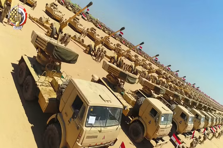 Hình ảnh các đơn vị pháo binh Ai Cập dàn quân trong lễ khánh thành căn cứ Mohamed Naguib hôm 22/7. Nguồn ảnh: Bộ Quốc phòng Ai Cập.