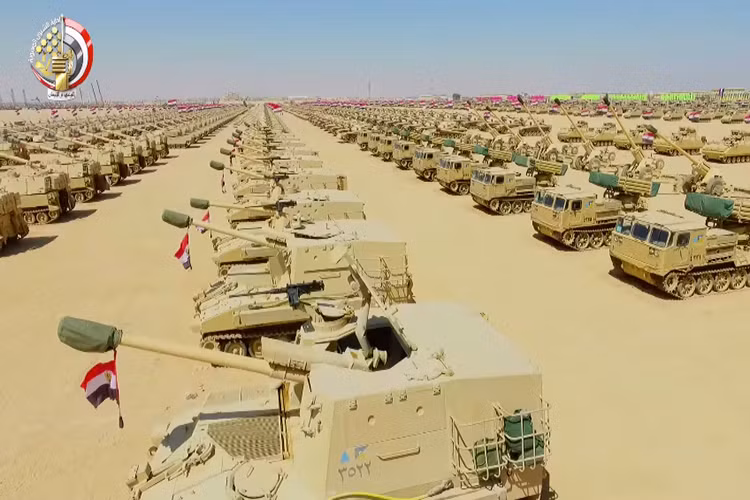 Lực lượng pháo binh của Ai Cập cũng đa dạng không kém với hàng ngàn đơn vị pháo tự hành, lựu pháo, pháo cối và cả pháo phản lực các loại. Như nhiều quốc gia khác trong khu vực Ai Cập cũng sở hữu các tên lửa đạn đạo tầm ngắn Scud có nguồn gốc từ Liên Xô, Triều Tiên hay do cả nước này tự phát triển. Nguồn ảnh: Bộ Quốc phòng Ai Cập.