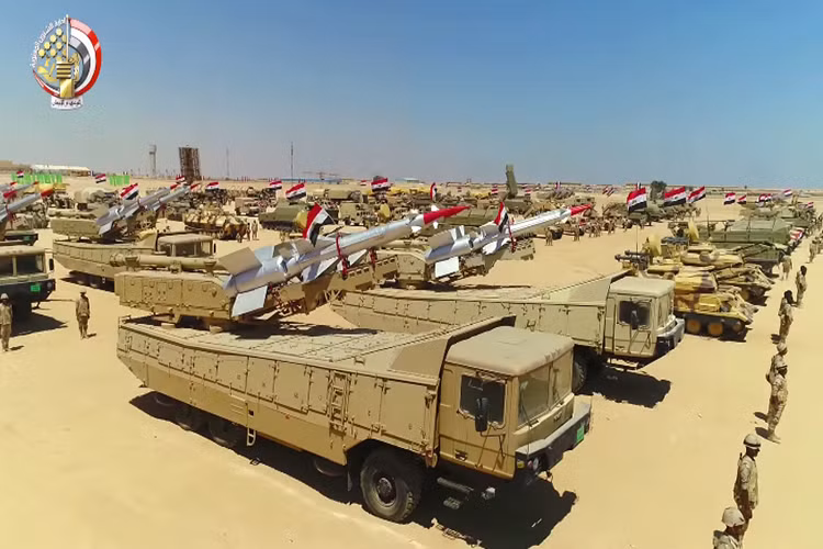 Cận cảnh các tổ hợp tên lửa phòng không tầm trung S-125 cải tiến của Ai Cập, thay vì sử dụng các bệ phóng cố định chúng được đặt lại trên các bệ phóng di động để tăng khả năng cơ động. Nguồn ảnh: Bộ Quốc phòng Ai Cập.