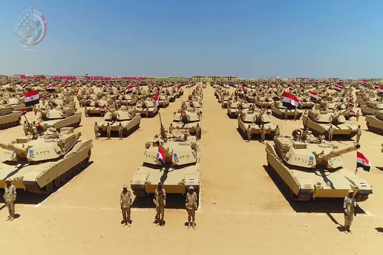 Theo Army Recognition, nhân dịp khánh thành căn cứ quân sự lớn nhất của nước này hôm 22/7 gần thành phố cảng Alexandria, Quân đội Ai Cập đã có màn trình diễn vô tiền khoáng hậu khi trưng bày gần như tất cả trang thiết bị quân sự hiện đại nhất của mình ra giữa lòng sa mạc như một cách thể hiện sức mạnh quân sự vượt bậc của Cairo trong khu vực. Nguồn ảnh: Bộ Quốc phòng Ai Cập.