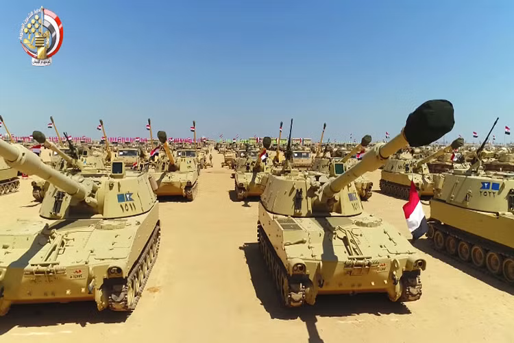 Căn cứ trên được đặt tên là Mohamed Naguib theo tên vị Tổng thống đầu tiên của Ai Cập, và nó được kỳ vọng sẽ trở thành lá chắn bảo vệ Ai Cập trước làn sóng các phần tử khủng bố cực đoan từ Tây Phi (chủ yếu là Lybia) hay cả Trung Đông. Nguồn ảnh: Bộ Quốc phòng Ai Cập.