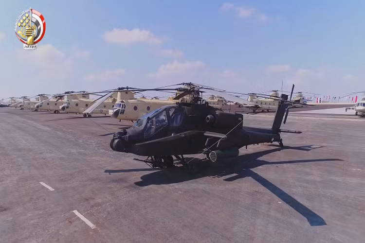 Hình ảnh dàn trực thăng vũ trang của Quân đội Ai Cập phơi mình hôm 22/7 với trực thăng tấn công Apache AH-64 và trực thăng vận tải hạng nặng CH-47 Chinook. Nguồn ảnh: Bộ Quốc phòng Ai Cập.