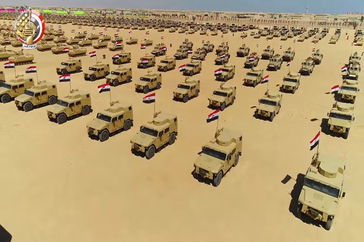 Nhìn ở góc độ này dàn xe bọc thép của Ai Cập gần như kéo dài bất tận giữa sa mạc. Nguồn ảnh: Bộ Quốc phòng Ai Cập.