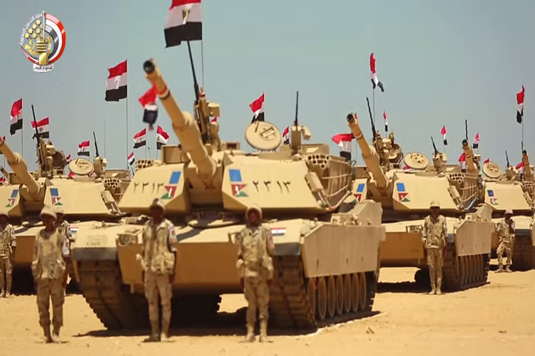 Còn đây là những chiếc xe tăng chiến đấu chủ lực M1A1 Abrams của Ai Cập với quân số hơn 1.100 chiếc. Được biết để hiện đại hóa quân đội Ai Cập cũng mới đặt mua thêm khoảng 500 chiếc T-90 từ Nga và nếu hợp đồng này thành công thì Quân đội Ai Cập sẽ là lực lượng vũ trang duy nhất trên thế giới trang bị song song M1 và T-90. Nguồn ảnh: Bộ Quốc phòng Ai Cập.