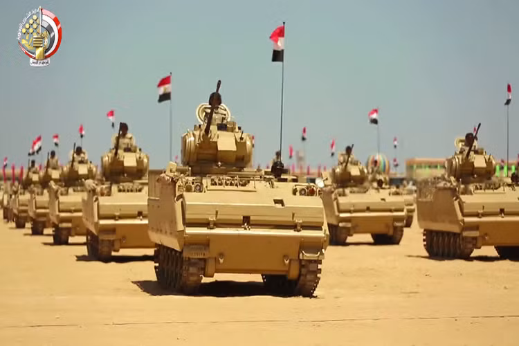 Và để có được màn trình diễn này Quân đội Ai Cập đã tập trung hàng ngàn trang thiết bị quân sự gồm xe tăng, xe bọc thép, pháo tự hành, tổ hợp tên lửa phòng không và cả trực thăng quân sự ra giữa sa mạc. Nguồn ảnh: Bộ Quốc phòng Ai Cập.