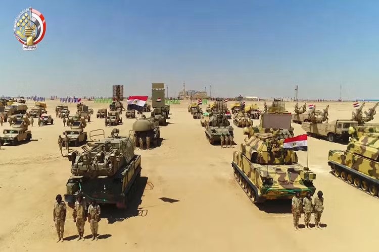 Ngược lại với lực lượng tăng thiết giáp, các đơn vị phòng không Ai Cập lại được trang bị hầu hết các dòng tên lửa phòng không do Liên Xô trước đây hoặc Nga hiện tại chế tạo như Tor, Buk và cả S-125 cải tiến. Nguồn ảnh: Bộ Quốc phòng Ai Cập.