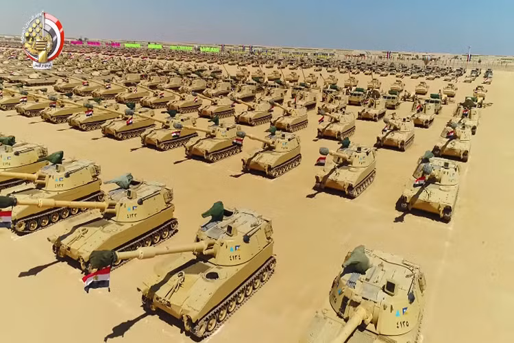 Trang bị vũ khí của Quân đội Ai Cập cũng khá đa dạng khi là sự kết hợp giữa các loại vũ khí theo tiêu chuẩn NATO và Nga, họ có thể mua bất kỳ loại vũ khí nào mà mình mà không vấp phải sự cản trở từ các “nhà tài trợ” chính. Ví dụ điển hình nhất cho việc này là sự kết hợp giữa tàu tấn công đổ bộ Mistral của Pháp và trực thăng tấn công Ka-52K của Nga. Nguồn ảnh: Bộ Quốc phòng Ai Cập.