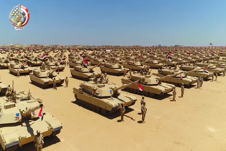Được biết đây là căn cứ quân sự lớn nhất tại khu vực Trung Đông và Địa Trung Hải cho tới hiện tại với diện tích lên đến 180.000 hecta, trong đó có khoảng 1.100 tòa nhà, 72 khu huấn luyện quân sự và hai khu dân cư phức hợp đủ khả năng cho Cairo triển khai hàng chục ngàn binh sĩ tại đây. Trong ảnh là dàn xe tăng chiến đấu chủ lực M1 Abrams của Ai Cập tại buổi lễ khánh thành trên. Nguồn ảnh: Bộ Quốc phòng Ai Cập.