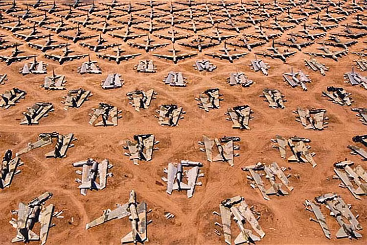 Sau khi Liên Xô sụp đổ vào năm 1991, 365 chiếc B-52 đã bị phá hủy theo hiệp ước START. Hình ảnh những chiếc B-52 bị xẻ thịt.