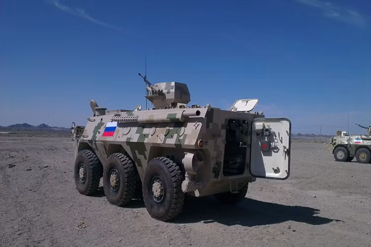 Theo đó các loại vũ khí mà Trung Quốc sẽ cung cấp cho các đội tuyển tham dự hội thao quân sự quốc tế lần này sẽ gồm tổ hợp tên lửa phòng không vác vai QW-2, súng trường tấn công QBZ-95-1 và xe bọc thép chở quân Type 92A. Các loại vũ khí này sẽ được sử dụng cho một số phần thi trong “Clear Sky”. Nguồn ảnh: Bộ Quốc phòng Nga.