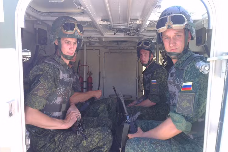 Hình ảnh binh sĩ Quân đội Nga bên trong chiếc Type 92A của Trung Quốc, biến thể này có thể chở theo tối đa 9 binh sĩ cùng kíp đấu ba người. Nguồn ảnh: Bộ Quốc phòng Nga.