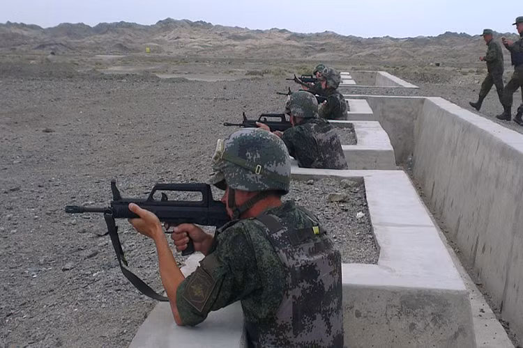 Một khẩu QBZ-95-1 có trọng lượng cơ bản hơn 3kg với chiều dài cơ sở 758mm và chúng sử dụng mẫu đạn tiêu chuẩn 5.8×42mm. Tầm bắn hiệu quả của QBZ-95-1 là từ 400-600m với hộp tiếp đạn 30 viên. Nguồn ảnh: Bộ Quốc phòng Nga.